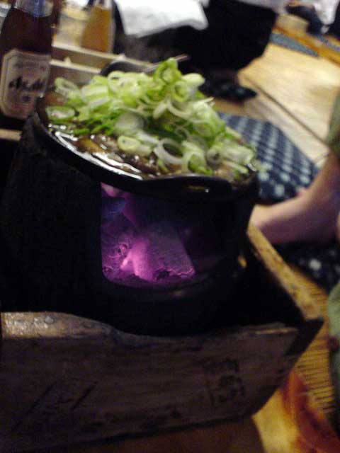 火は炭火です、汗をかきながらハフハフ