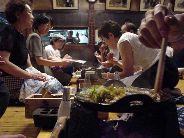 店内の風景、こんな感じで地べたに座って、同性（自分の場合は酒飲みと）とまったり話すには向いてそう（笑